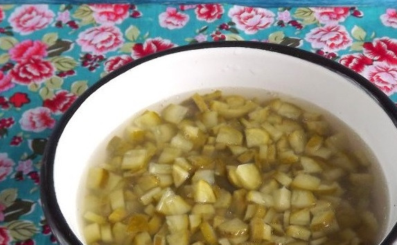 1. Этап. Солянка простая: 4. Добавьте немного рассола, поставьте на огонь и томите минут 15, чтобы они стали мягче.