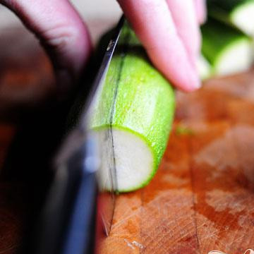 1. Этап. Паста салат с помидорами, цукини, и сыром Фета: Теперь порежьте каждую половину вдоль.