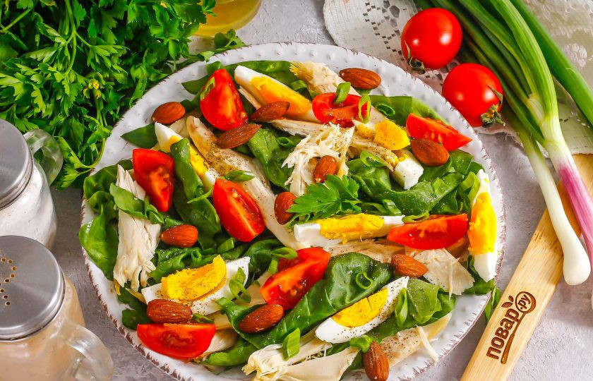 1. Этап. Салат с миндалем и курицей: Измельчите промытый зеленый лук, присыпьте им салат, добавьте соль и молотый черный перец. Подайте блюдо к столу.