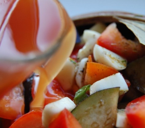 1. Этап. Сердце в горшочке: Заливаем содержимое стакана в горшочек.