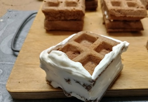 1. Этап. Шоколадные мини-вафли с кремом-чиз: Боковые поверхности смазать кремом.