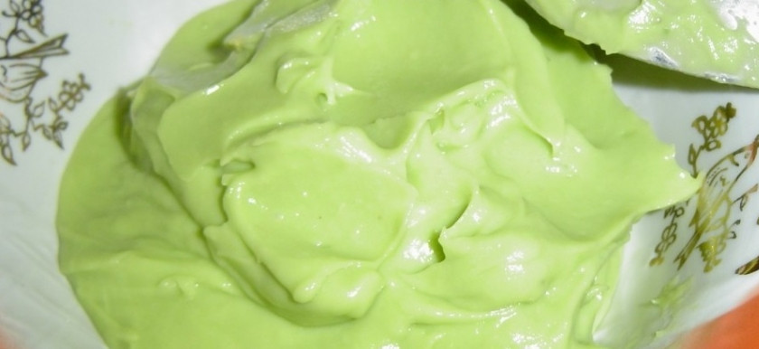 1. Этап. Пюре из авокадо: 3. Отдельно взбиваем сливки, пока не увеличатся в объеме. Аккуратно смешаем с овощной массой. При необходимости, на свое усмотрение, еще добавим специи.