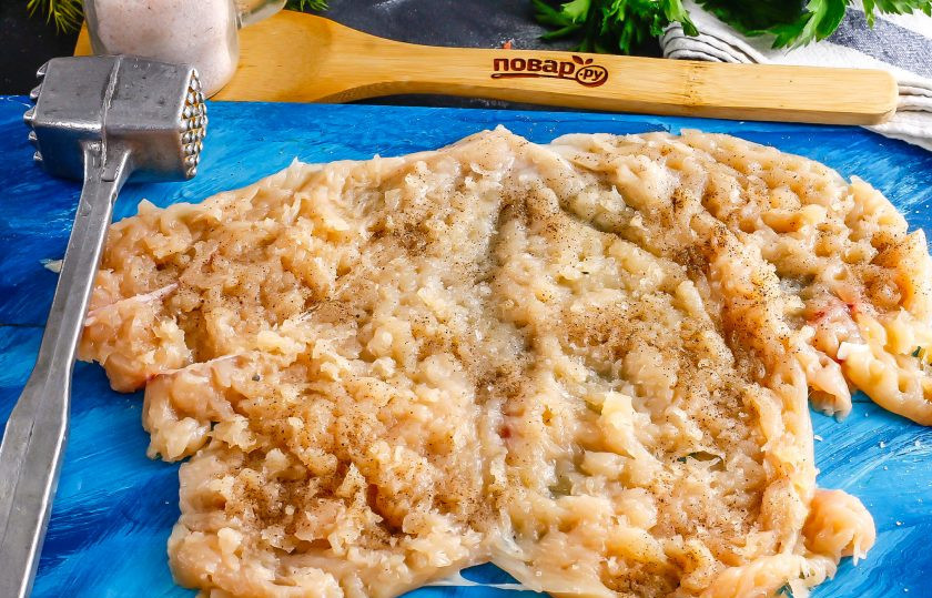 1. Этап. Куриный рулет с блинами: Отбейте кулинарным молоточком, выложив мякотью вверх.