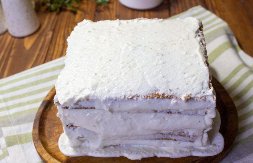 1. Этап. Медовик без сахара: Таким образом выложите все коржи, помазывая кремом. Затем торт со всех сторон промажьте кремом.