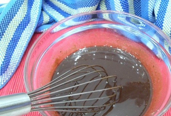 1. Этап. Шоколадный пирог Брауни: 2. Даем растопленной массе немного постоять (не более 5 минут).