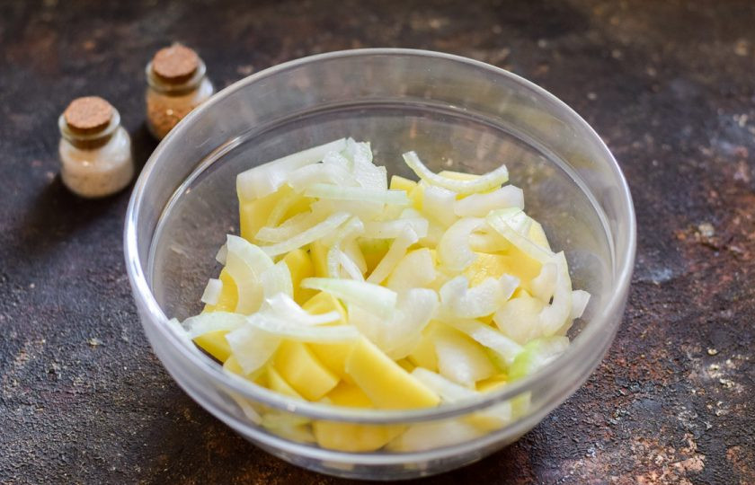 1. Этап. Картошка в банке в духовке: Репчатый лук очистите, нарежьте полукольцами и добавьте к картофелю.