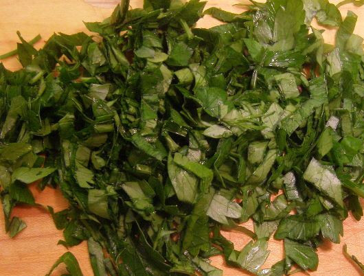 1. Этап. Рыба, запеченная в фольге: Петрушку рубим мелко.