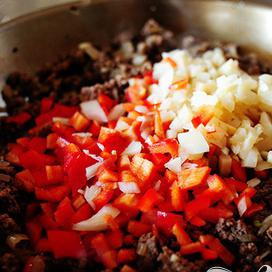 1. Этап. Индейка и салат-латук: Добавьте перец и каштаны...