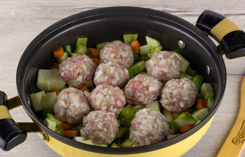 1. Этап. Скандинавское рагу с фрикадельками Молочное: Морковь обжарьте в сотейнике в небольшом количестве растительного масла. Затем к моркови выложите остальные овощи и сразу же фрикадельки.