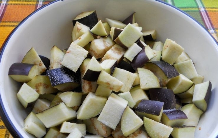 1. Этап. Баклажаны острые по-грузински: Промытые баклажаны нарежьте кубиками. Засыпьте их солью и оставьте на 30 минут.