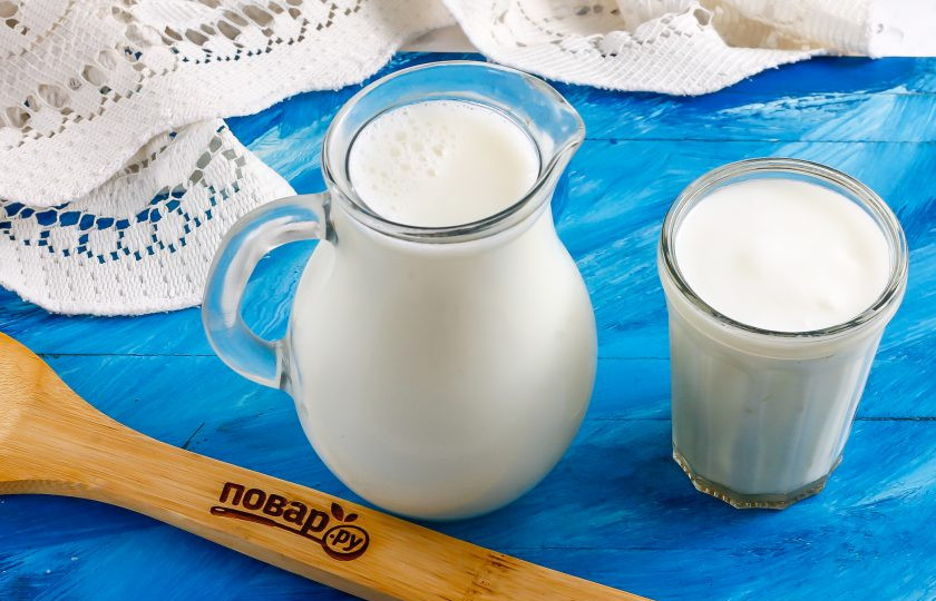 1. Этап. Домашняя сметана из козьего молока: Подготовьте указанные ингредиенты. Козье молоко может быть любой жирности. Если жирность сметаны хотите уменьшить, то снимите при нагреве молока с его поверхности жир.