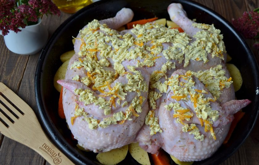 1. Этап. Жареный цыпленок целиком: И самый интересный момент: распределите по коже цыпленка ароматное масло (можно частично смазать под кожей). Влейте маринад, в котором мариновалась тушка. Накройте фольгой и отправьте в духовку на 1ч 20 минут, температура — 200 градусов. Следите!