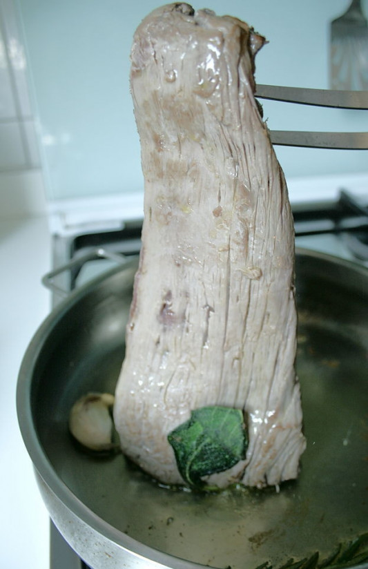 1. Этап. Запеченная говяжья вырезка в духовке: Обжаривайте даже с тыльной стороны.