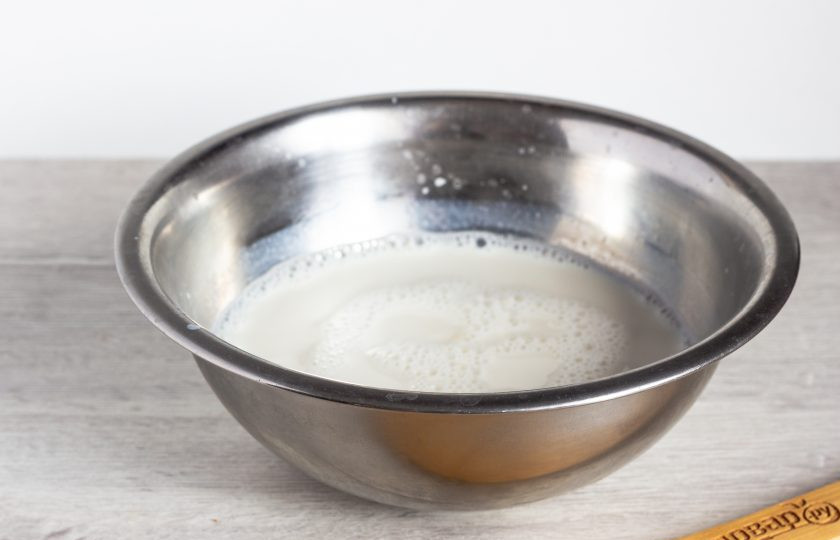 1. Этап. Простая пасха: Приготовьте опару. В теплое молоко (тепло комфортное для пальца) добавьте дрожжи и 2 ч.л. сахара (от общего количества сахара). Уберите опару в теплое место на 20-25 минут, чтобы дрожжи начали работать.