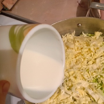 1. Этап. Котлеты из савойской капусты: Сложить ее в кастрюлю, залить молоком и тушить 15мин, помешивая время от времени.