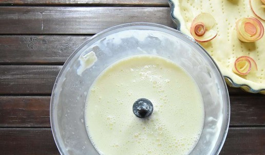 1. Этап. Цветаевский яблочный пирог: Для заливки взбиваю творожный сыр, сметану, сахар, ванильный сахар, яйцо, кукурузный крахмал. Вливаю большую часть жидкой начинки поверх теста. Продолжаю формирование яблочных цветов, оборачивая вокруг подготовленных заготовок яблочные ломтики. Доливаю при необходимости оставшуюся сливочную начинку.