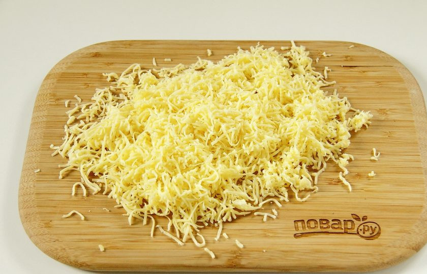 1. Этап. Салат Ананас: 5. Сыр натрите на мелкой терке.