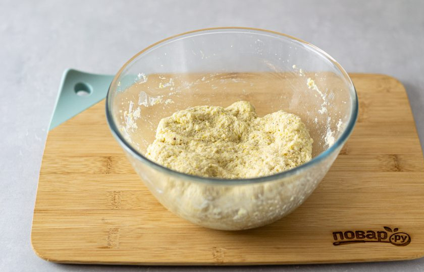 1. Этап. Безглютеновый хлеб в мультиварке: В конце влейте яблочный уксус и хорошо замесите тесто.