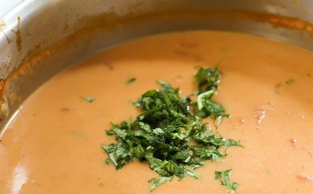 1. Этап. Суп с консервированными помидорами: Со сливками поварите суп до готовности ещё 5-7 минут. За это время нарубите зелень. Киньте её в готовый суп. Выключите огонь и на горячей плите подержите кастрюлю минут 15. Чтобы суп настоялся.