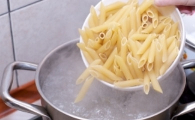 1. Этап. Паста с шампиньонами: Пасту (любой формы) опустите в кипящую подсоленную воду и варите на 1 минуту меньше, чем указано на упаковке. Тогда внутри сохранится твердый центр, а паста не потеряет полезные качества.