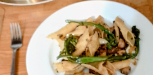 1. Этап. Лапша с грибами в мисо соусе: В казан также добавьте макаронные изделия, которые к этому времени должны быть готовы. Перемешайте до полного покрытия соусом макаронных изделий. Посыпьте черным и белым кунжутом. Приятного аппетита! С Днём Москвы всех причастных!