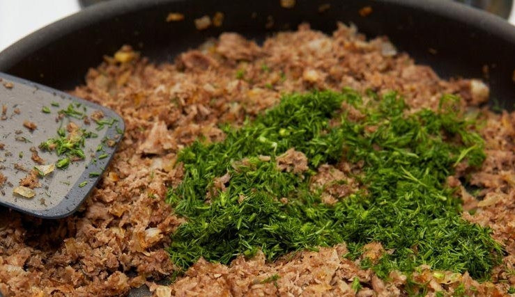 1. Этап. Макароны по-флотски оригинальные: Вымойте и обсушите зеленый укроп. Нарежьте его острым ножом, добавьте зелень к фаршу с луком и тщательно все перемешайте.