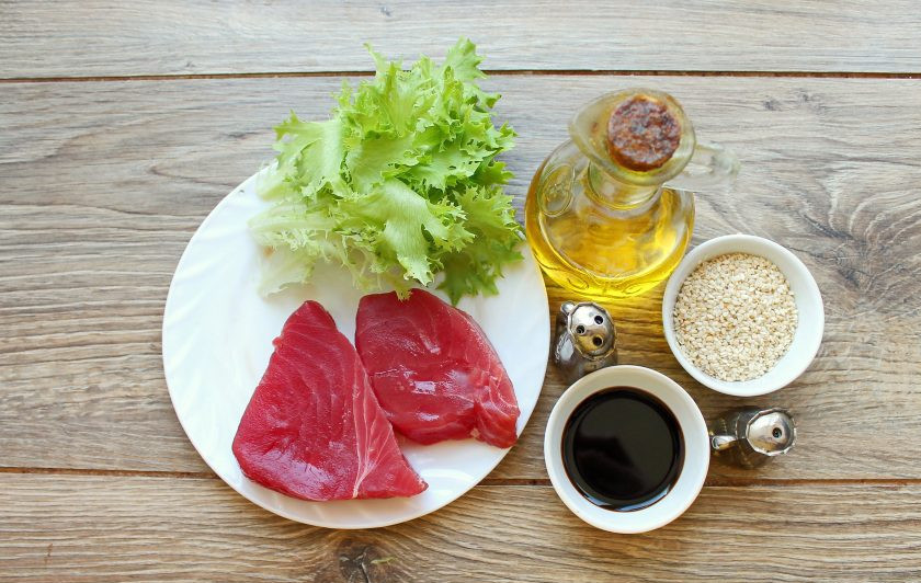 1. Этап. Стейк из тунца в кунжуте: Подготовьте все необходимые ингредиенты для приготовления стейка тунца в кунжуте.