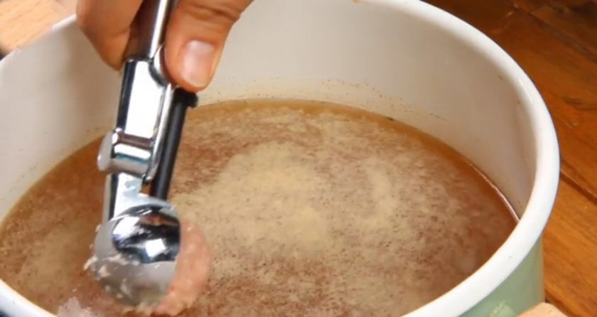 1. Этап. Суп с рисом и жареным яйцом: Когда бульон закипит, отправляйте в него вариться фрикадельки из куриного фарша.