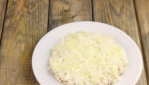 1. Этап. Салат Черепаха с яблоками и сыром: 6. Выложите следующим слоем.