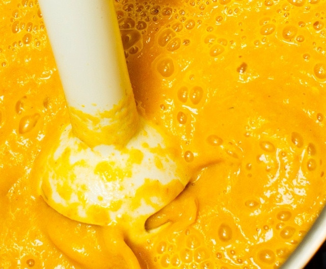 1. Этап. Морковный суп-пюре с фенхелем: Овощи должны стать очень мягкими, чтобы их легко можно было измельчить блендером в пюре. Посолите, поперчите овощи, добавьте к ним натуральный йогурт и измельчите их блендером.