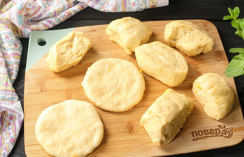 1. Этап. Пышки из тыквы: А затем придавите ладонью, чтобы получились лепёшки. Накройте заготовки полотенцем и дайте полежать 20 минут.