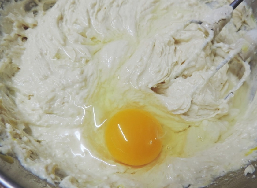 1. Этап. Арахисовый чизкейк: 5. Продолжаю взбивать на средней скорости и по одному ввожу куриные яйца.