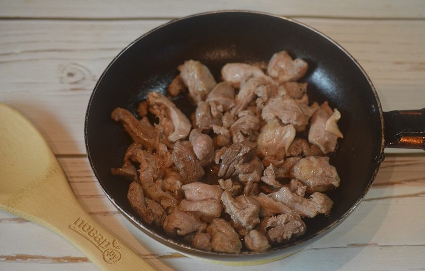 1. Этап. Чанахи по-днепропетровски: 4. Обжарьте мясо на сковороде, в которой жарились шкварки, около 7 минут. Уберите из сковороды.