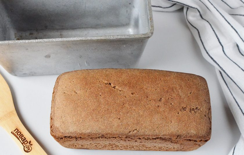 1. Этап. Черный хлеб на закваске: Остудите хлеб на решетке в течение 8 часов. Да-да, резать хлеб раньше не стоит, ему нужно стабилизироваться, созреть.