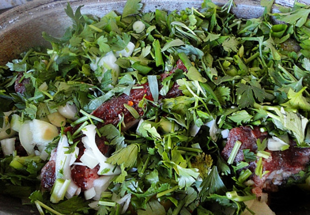 1. Этап. Баранина с тархуном: Засыпьте оставшейся зеленью.