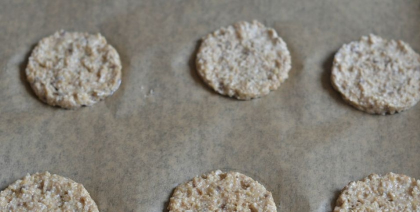 1. Этап. Диетическая выпечка из творога: 4. Застилаем пергаментной бумагой противень, предварительно смазав его растительным маслом. Выкладываем лепешки (можно воспользоваться формой) и отправляем противень в разогретую до 180 градусов духовку на 10 минут.