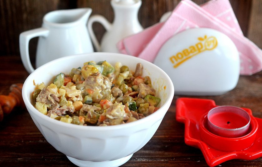 1. Этап. Оливье со скумбрией: 7. Все перемешайте. Добавьте горошек, майонез и подавайте к столу. Приятного аппетита!