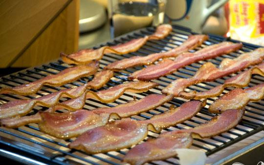 1. Этап. Мартини с беконом: 3. Ломтик готового бекона тщательно промокните бумажным полотенцем, чтобы убрать лишний жир.