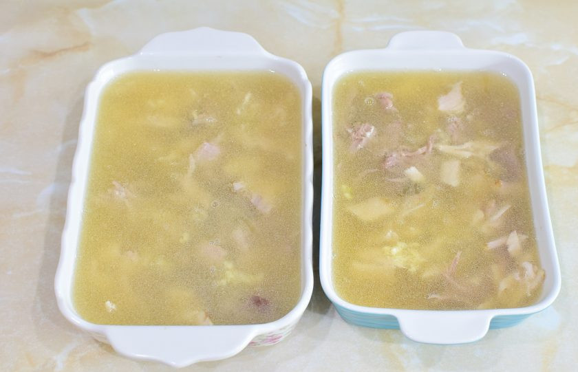 1. Этап. Холодец из рульки и индейки: Залейте мясо процеженным бульоном. Уберите в холодильник на несколько часов для застывания. Лучше всего оставить на ночь.