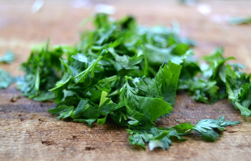 1. Этап. Быстрые маринованные томаты: 2. Вымойте зелень, нарежьте крупно.