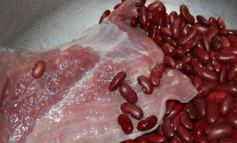 1. Этап. Фасолевый суп в скороварке: 1. Мясо и фасоль тщательно промываем. Затем кладем в скороварку, заливаем водой и ставим на огонь.