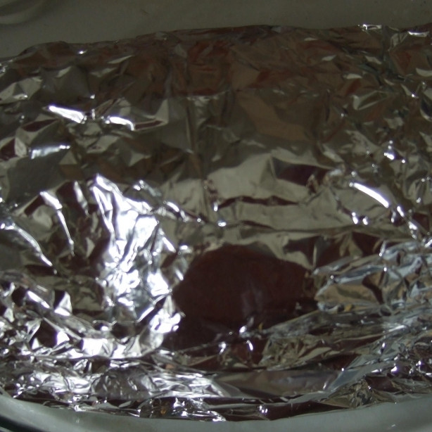 1. Этап. Свинина в духовке: Заворачиваем кусок мяса в фольгу и ставим в духовку, разогретую до 190 градусов. Запекаем час-полтора, в зависимости от вашей духовки и размера куска. Кусок весом в 1 кг достаточно запекать 1 час.