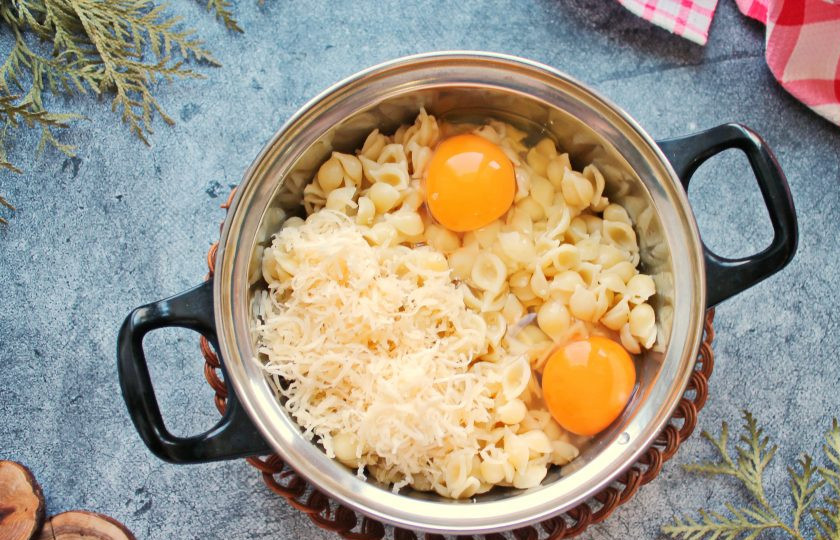 1. Этап. Макаронник с мясом: В остывшие макароны добавьте натертый на средней терке сыр и вбейте яйца. Все поперчите и хорошо перемешайте.