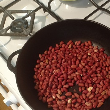 1. Этап. Кекс на вареной сгущенке: Арахис немного поджарить на сковороде, по желанию можно измельчить. Изюм вымыть и обсушить.