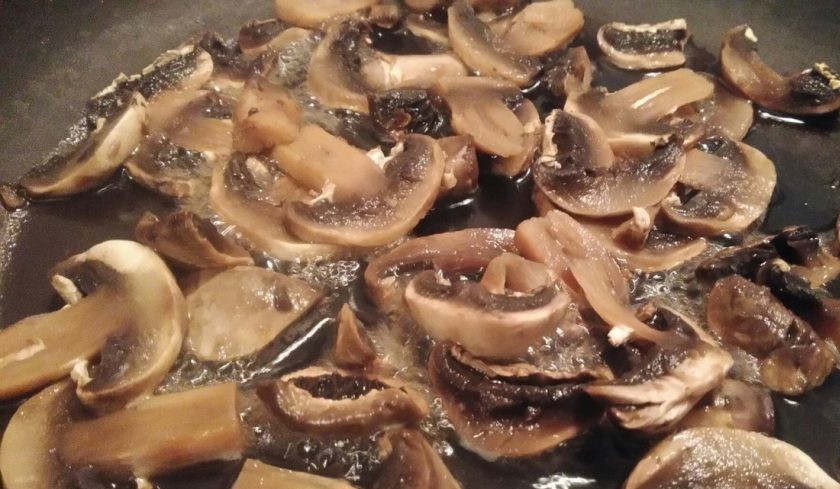 1. Этап. Омлет с грибами по диете Дюкана: 3. Немного обжарьте грибы и добавьте 50 мл воды, дайте ей выпариться и добавьте мелко нашинкованный лук. Обжарьте еще немного и затем снова добавьте немного воды и потушите грибы.