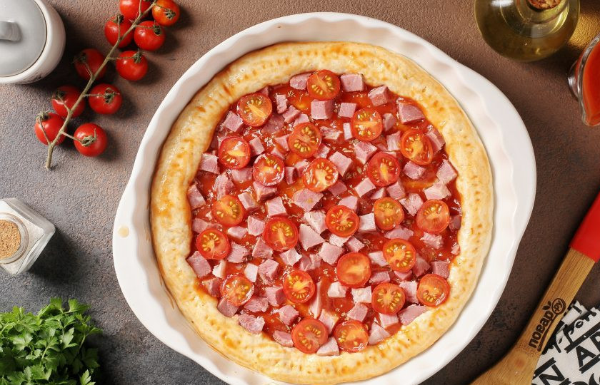 1. Этап. Пицца из дрожжевого теста холодного приготовления: Сверху выложите любимую начинку.