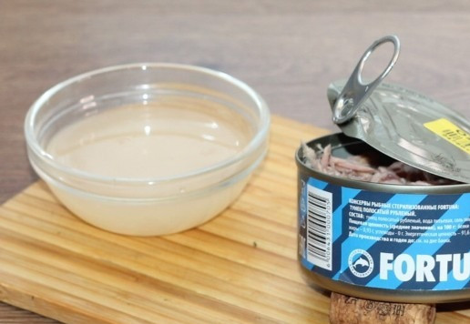 1. Этап. Мини-слойки с тунцом и оливками: 2. Приготовим начинку. С консервированного тунца слейте жидкость.