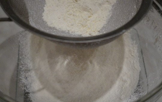 1. Этап. Моментальный шоколадный торт: 1. Первым делом включаем духовку и устанавливает температуру 180 градусов. Заварите чашечку кофе и остудите. В глубокую мисочку просейте муку.