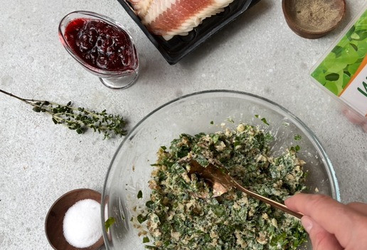 1. Этап. Руладин из индейки под брусничным соусом: Размешайте до однородной пасты.