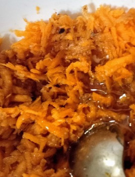 1. Этап. Бан Ми с мисо и арахисом: Положить морковь в небольшую неглубокую ёмкость, заправив 2 столовыми ложками уксуса, и 1,5 чайными ложками кленового сиропа.